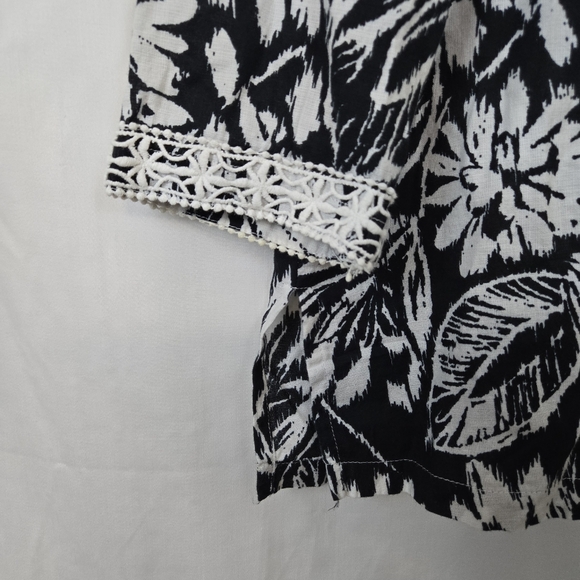 Alfred Dunner Women's Black White Floral Crochet Trim 3/4 Sleeve Summer Top 14 - Picture 9 of 9